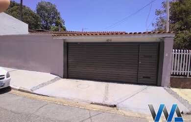 Imagem: A casa possui 3 Dormitórios, 2 Banheiros, 4 Vagas na garagem