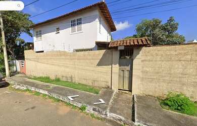 Imagem: A casa possui 5 Dormitórios, 2 Banheiros, 3 Vagas na garagem