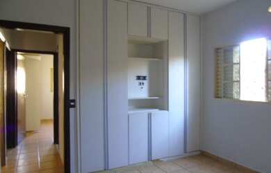 Imagem: A casa possui 3 Dormitórios, 3 Banheiros, 230m² de Área e