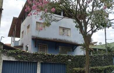 Imagem: A casa possui 3 Dormitórios, 2 Banheiros, 4 Vagas na garagem