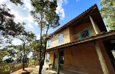 Imagem: A casa possui 4 Dormitórios, 2 Banheiros, 5 Vagas na garagem