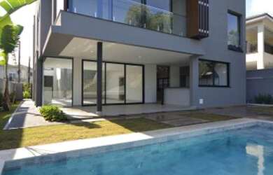 Imagem: A casa em condomínio possui 4 Dormitórios, 4 Banheiros, 4