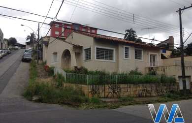 Imagem: A casa possui 3 Dormitórios, 3 Banheiros, 2 Vagas na garagem