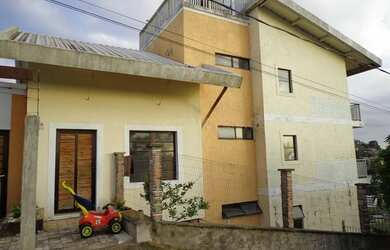 Imagem: A casa possui 3 Dormitórios, 1 Banheiro e 300m² de Área e