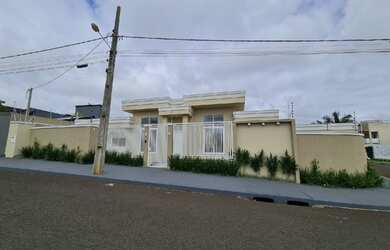 Imagem: A casa possui 3 Dormitórios, 3 Banheiros, 197m² de Área e