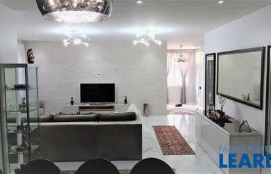 Imagem: A casa em condomínio possui 4 Dormitórios, 5 Banheiros, 2