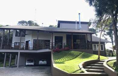 Imagem: A casa em condomínio possui 3 Dormitórios, 3 Banheiros, 470m²