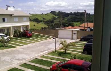 Imagem: A casa possui 2 Dormitórios, 2 Banheiros, 2 Vagas na garagem