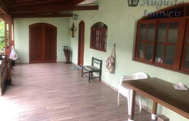 Imagem: A casa possui 2 Dormitórios, 1 Banheiro, 2 Vagas na garagem