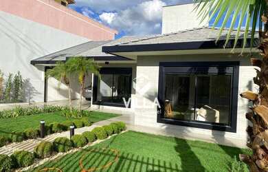 Imagem: A casa possui 3 Dormitórios, 3 Banheiros, 4 Vagas na garagem