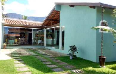 Imagem: A casa em condomínio possui 3 Dormitórios, 1 Banheiro, 2 Vagas