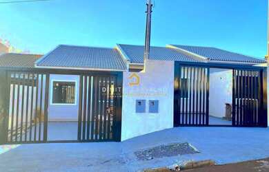 Imagem: A casa possui 3 Dormitórios, 1 Banheiro, 2 Vagas na garagem