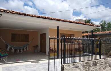 Imagem: A casa possui 3 Dormitórios, 2 Banheiros, 1 Vaga na garagem