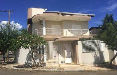 Imagem: A casa possui 3 Dormitórios, 3 Banheiros, 2 Vagas na garagem