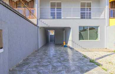 Imagem: A casa possui 3 Dormitórios, 2 Banheiros, 2 Vagas na garagem