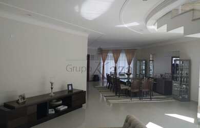 Imagem: A casa em condomínio possui 4 Dormitórios, 5 Banheiros, 2