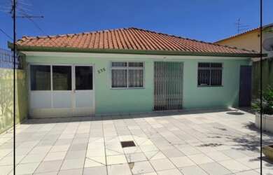 Imagem: A casa possui 4 Dormitórios, 3 Banheiros, 1 Vaga na garagem