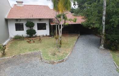 Imagem: A casa possui 3 Dormitórios, 1 Banheiro, 2 Vagas na garagem