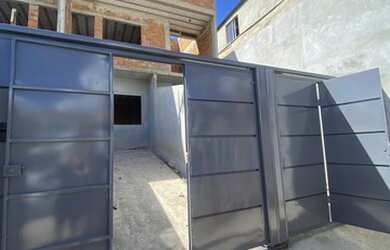 Imagem: A casa possui 2 Dormitórios, 1 Banheiro, 2 Vagas na garagem