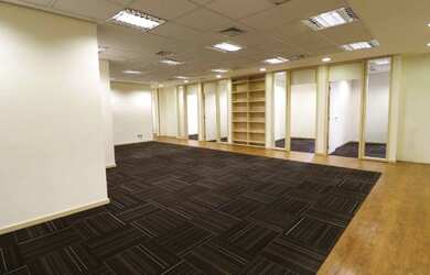 Imagem: O depósito possui 5 Vagas na garagem e 500m² de Área e está