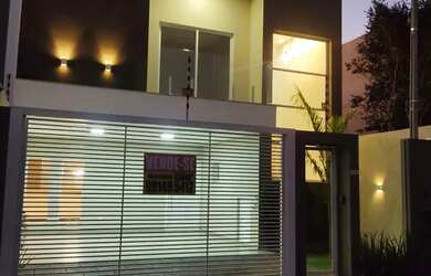 Imagem: A casa possui 3 Dormitórios, 3 Banheiros, 2 Vagas na garagem