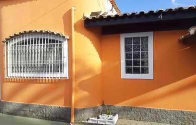 Imagem: A casa possui 1 Dormitório, 2 Banheiros, 1 Vaga na garagem