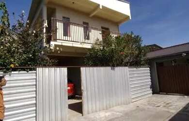 Imagem: A casa possui 3 Dormitórios, 2 Banheiros, 2 Vagas na garagem