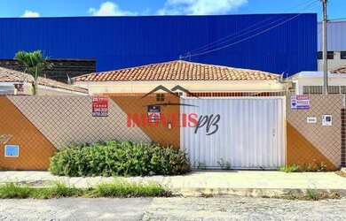 Imagem: A casa possui 3 Dormitórios, 2 Banheiros, 3 Vagas na garagem