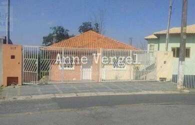 Imagem: A casa possui 3 Dormitórios, 1 Banheiro, 2 Vagas na garagem