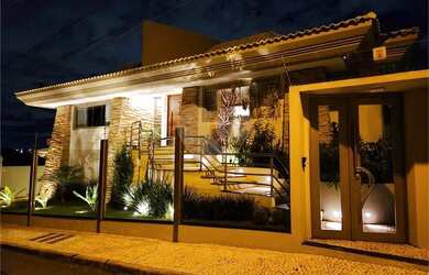 Imagem: A casa possui 5 Dormitórios, 5 Banheiros, 4 Vagas na garagem