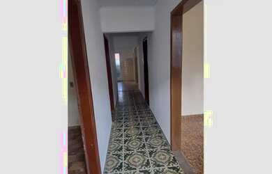 Imagem: A casa possui 3 Dormitórios, 2 Banheiros e 100m² de Área