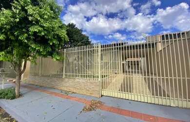 Imagem: A casa possui 2 Dormitórios, 1 Banheiro, 3 Vagas na garagem