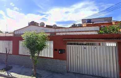 Imagem: A casa possui 4 Dormitórios, 4 Banheiros, 5 Vagas na garagem