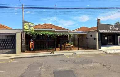 Imagem: A casa possui 3 Dormitórios, 3 Banheiros, 2 Vagas na garagem