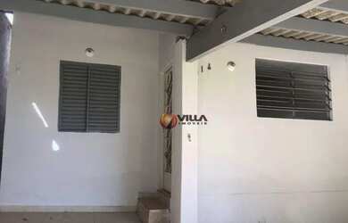 Imagem: A casa possui 3 Dormitórios, 1 Banheiro, 2 Vagas na garagem