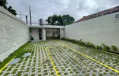 Imagem: A casa possui 4 Dormitórios, 3 Banheiros, 2 Vagas na garagem