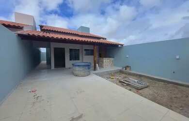 Imagem: A casa possui 3 Dormitórios, 2 Banheiros e 2 Vagas na garagem