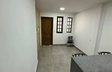 Imagem: A casa possui 1 Dormitório, 1 Banheiro, 1 Vaga na garagem e