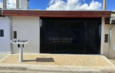 Imagem: A casa possui 2 Dormitórios, 1 Banheiro, 2 Vagas na garagem