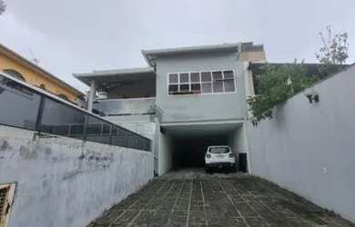 Imagem: A casa possui 4 Dormitórios, 3 Banheiros, 5 Vagas na garagem