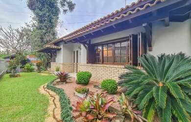 Imagem: A casa possui 3 Dormitórios, 3 Banheiros, 2 Vagas na garagem