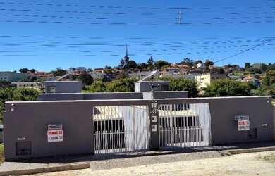 Imagem: A casa possui 3 Dormitórios, 1 Banheiro, 3 Vagas na garagem