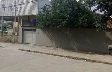 Imagem: A casa possui 3 Dormitórios, 2 Banheiros, 5 Vagas na garagem