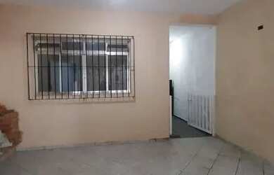 Imagem: A casa possui 1 Dormitório, 1 Banheiro, 1 Vaga na garagem