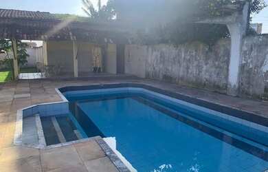 Imagem: A casa possui 5 Dormitórios, 5 Banheiros, 5 Vagas na garagem