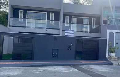 Imagem: A casa possui 3 Dormitórios, 1 Banheiro, 2 Vagas na garagem