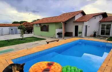 Imagem: A casa e possui 3 Dormitórios, Suítes, 4 Banheiros, 4 Vagas