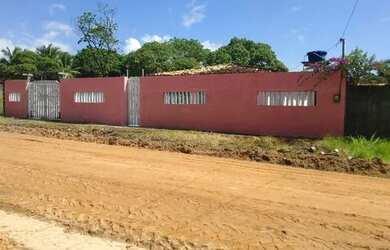 Imagem: A casa possui 3 Dormitórios, 2 Banheiros, 5 Vagas na garagem