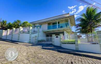 Imagem: A casa possui 4 Dormitórios, 4 Banheiros, 4 Vagas na garagem