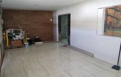 Imagem: A casa possui 3 Dormitórios, 2 Banheiros, 1 Vaga na garagem